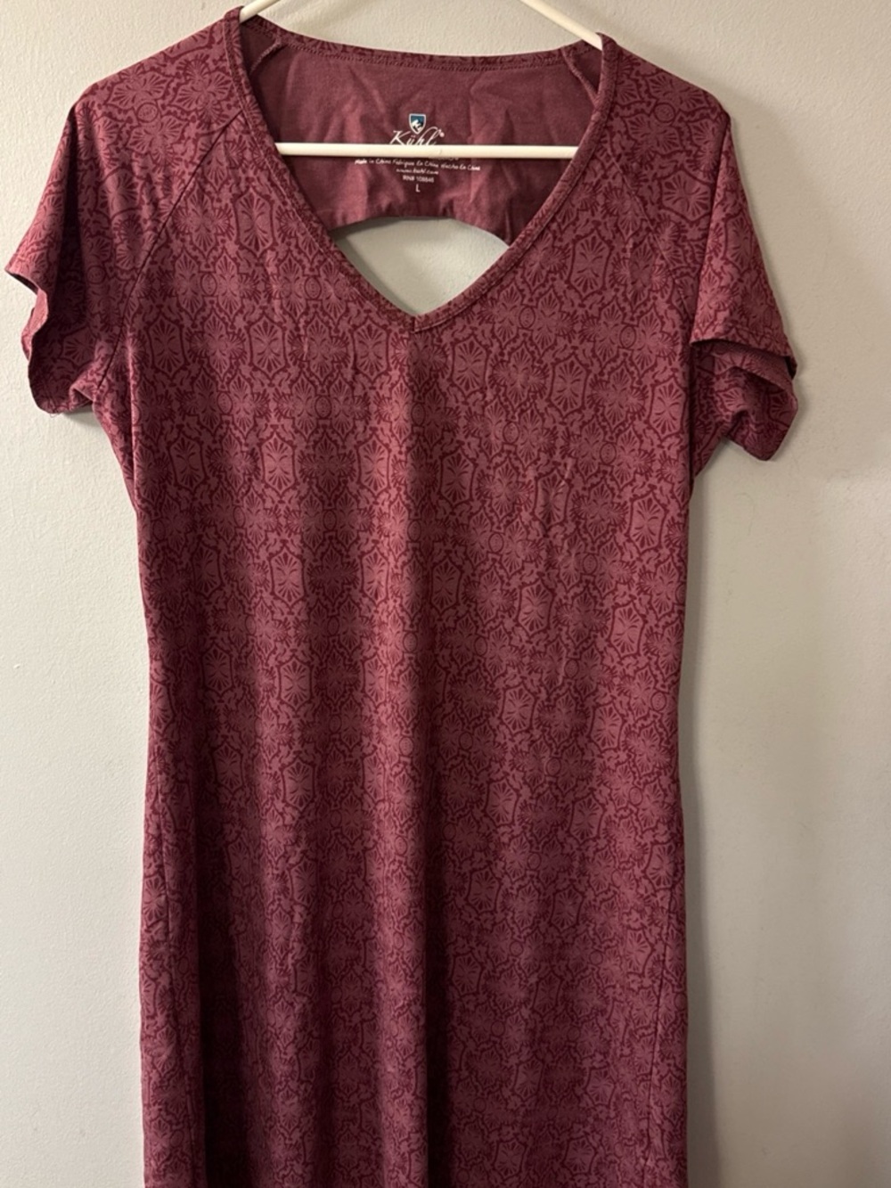 KÜHL Women's Oriana Dress Burgundy Damask Print V-Neck Keyhole Size Large 4260